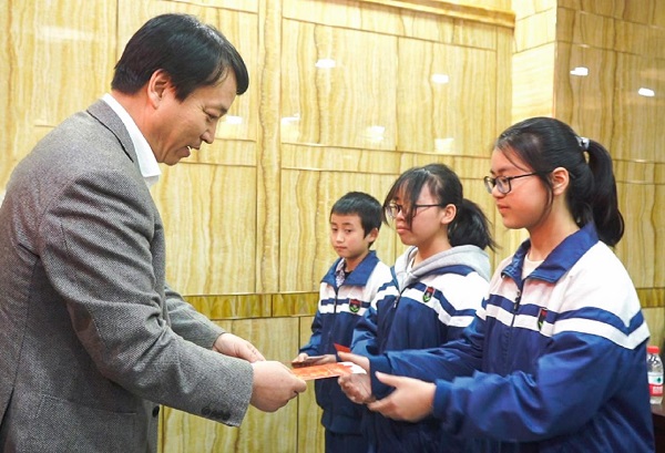 中國華融黨委副書記、監(jiān)事長胡建忠一行赴四川宣漢縣調(diào)研督導(dǎo)扶貧工作